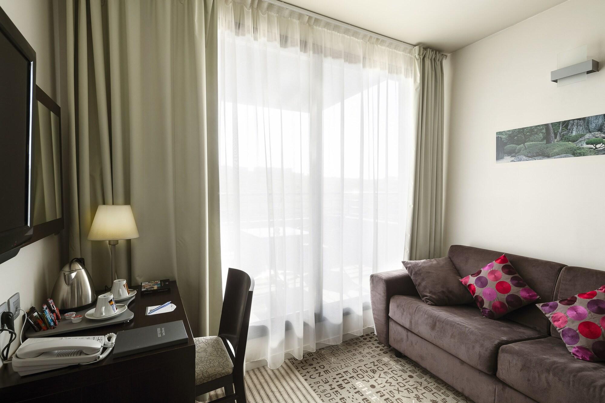 Mercure Aix-En-Provence La Duranne Gare Tgv Exterior photo